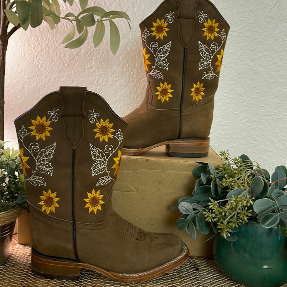 Beautiful Elliut western boot size 13 - Picture 2 of 11